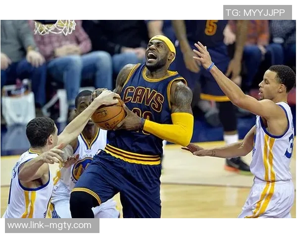 张佳玮分析库里战术变化先喂饱内线再展现外线威力