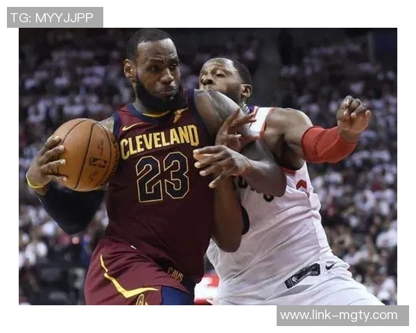 克拉克斯顿强势表现一攻一防完美配合助力球队稳住局势